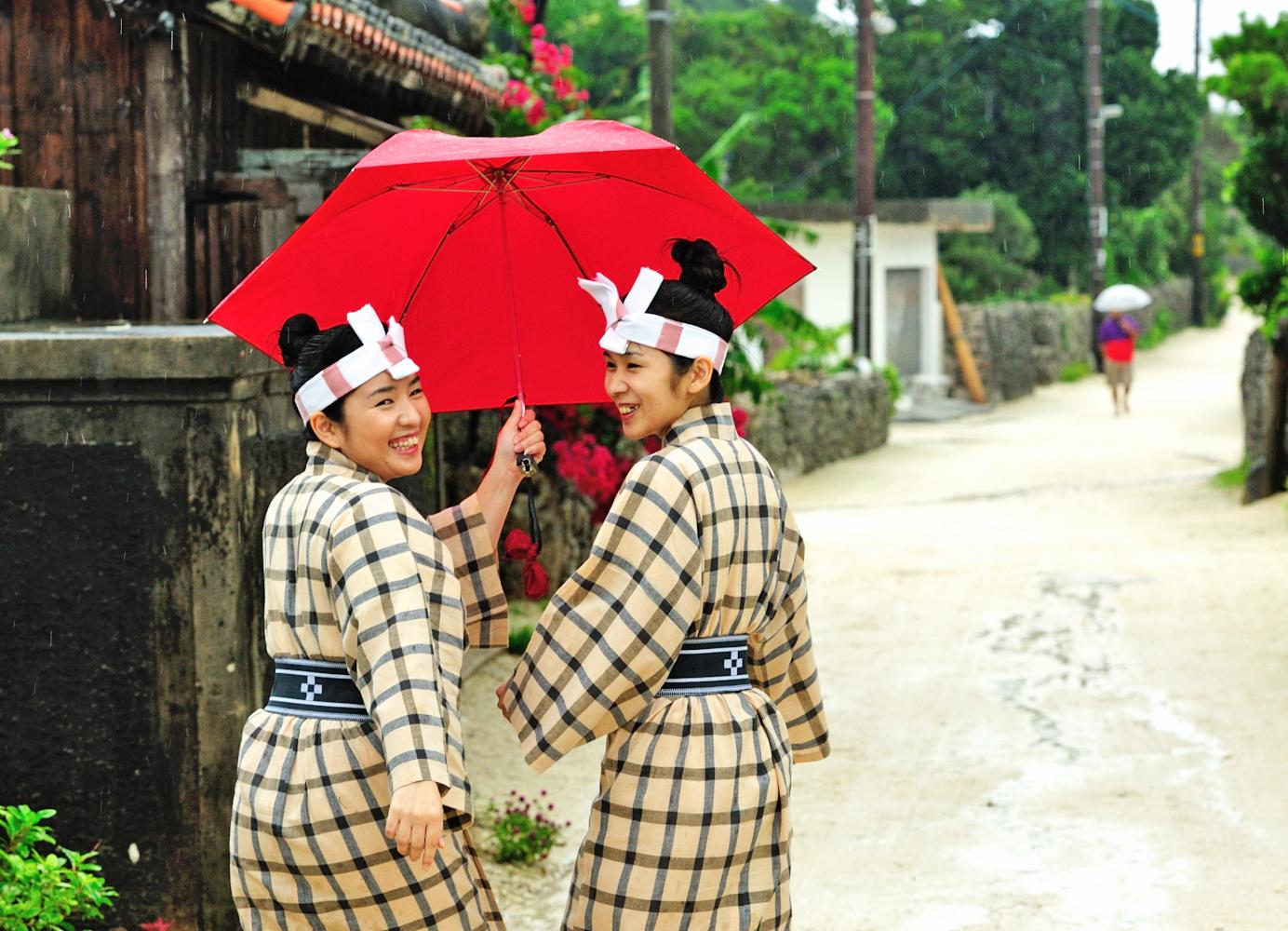 竹富島・道ゆく祭りの女性たち