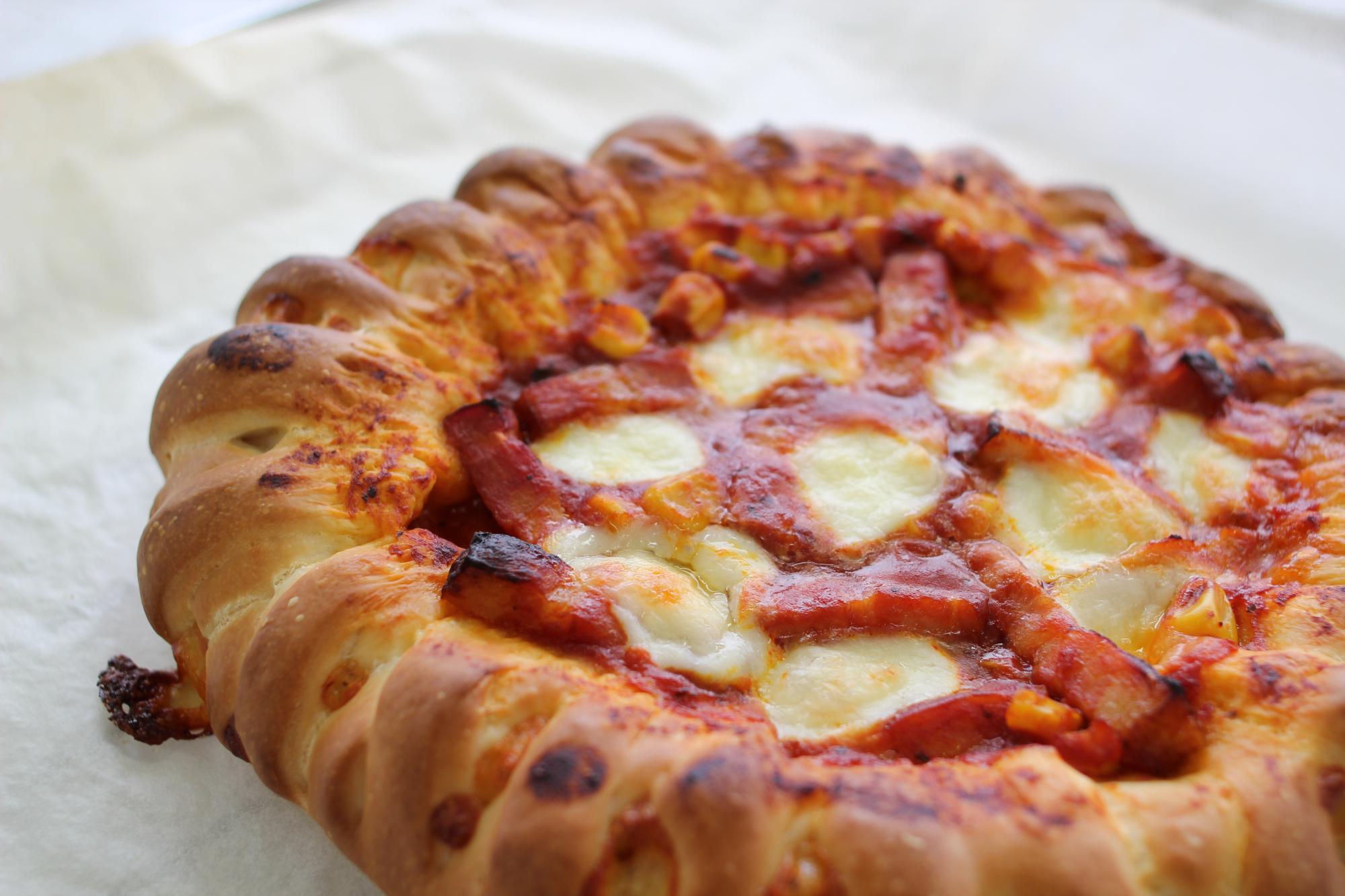耳まで美味しいチーズたっぷりピザ