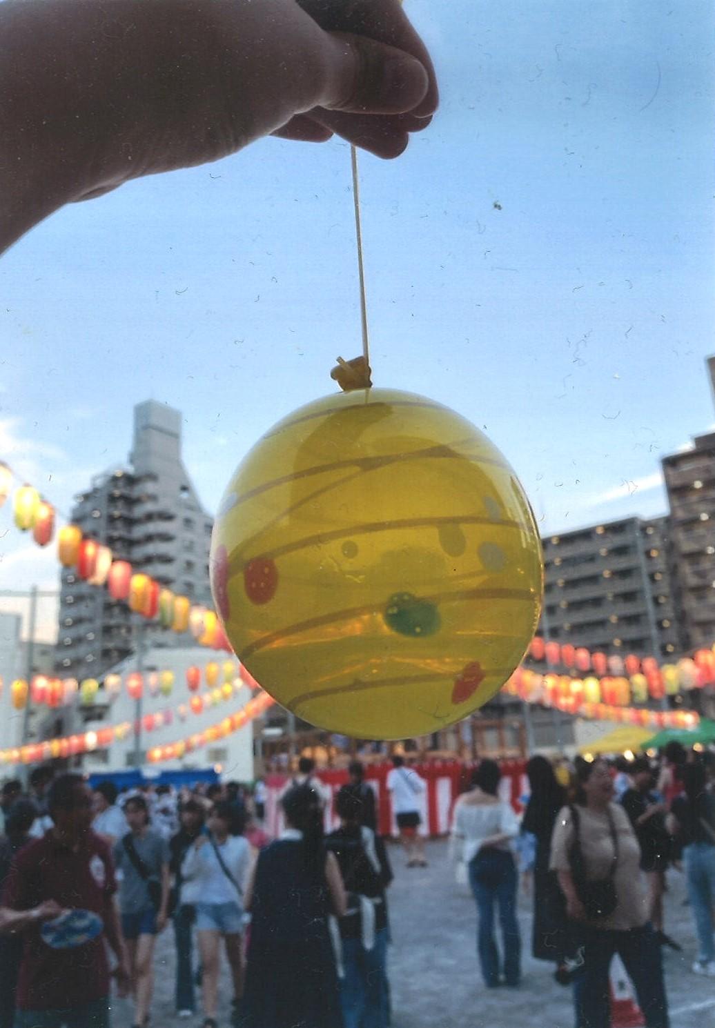 写真:夕暮れに夏とヨーヨー釣り上げる