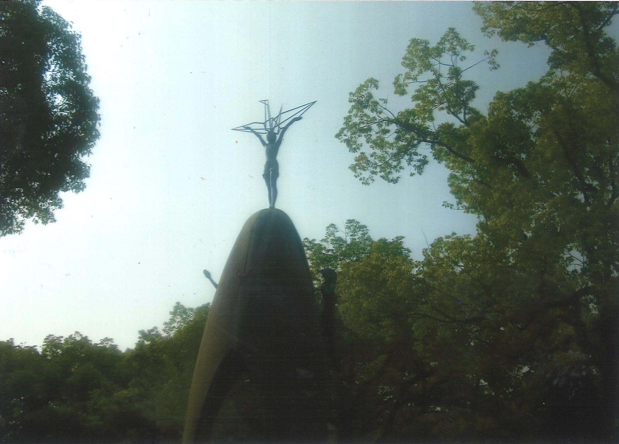 写真:原爆忌一千万羽の鶴の声