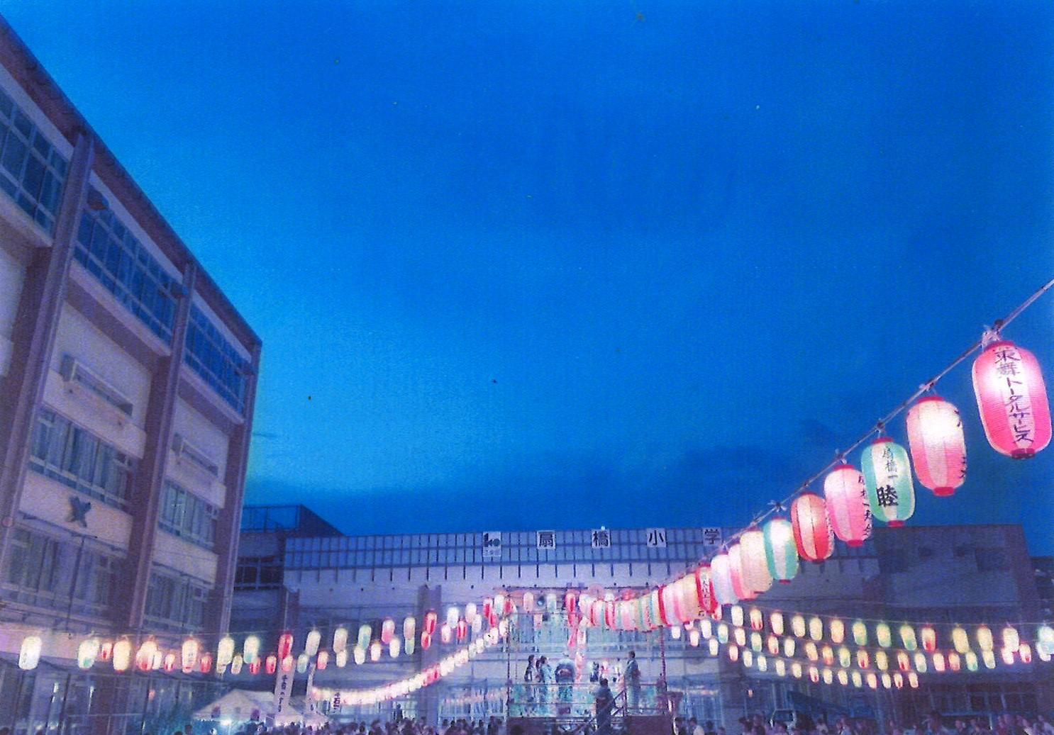 写真:ぎこちなく踊ってみせる盆踊り