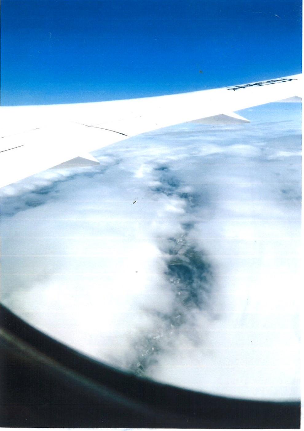 写真:滑走路夏の匂いと別れつぐ