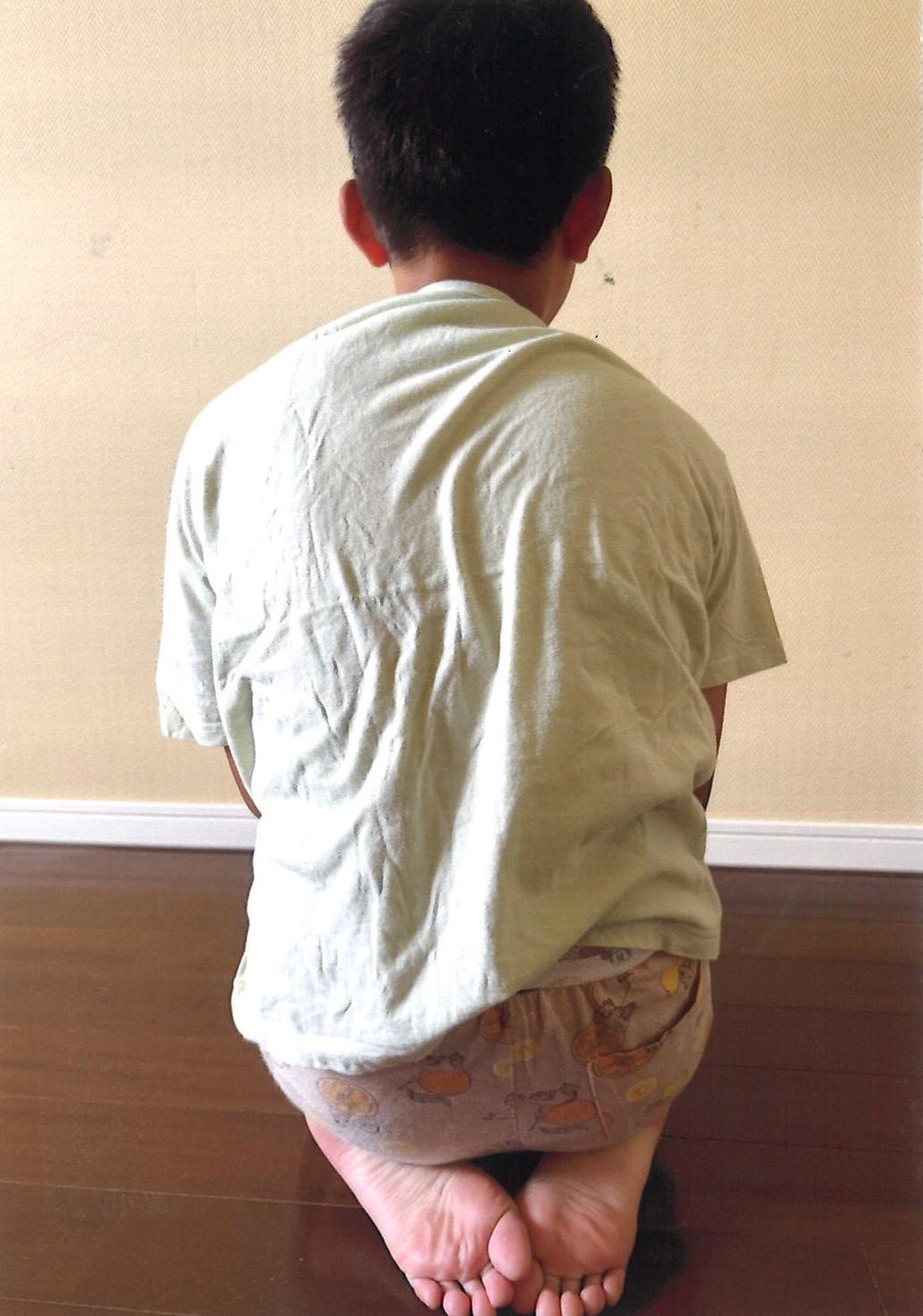 写真:足の中せんこう花火とびまわる