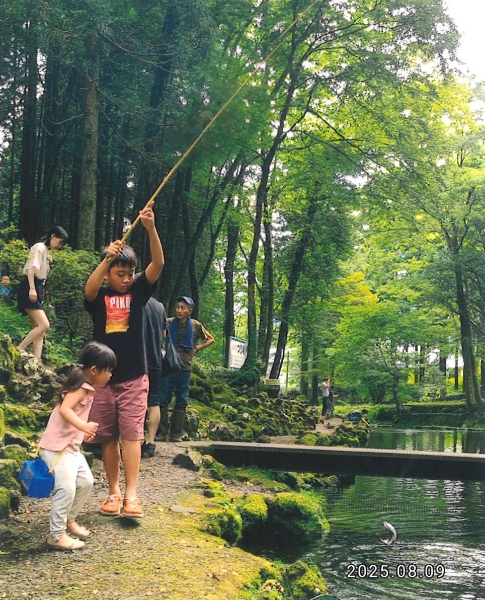写真:濃い魚影一瞬の綱引き跳ねるマス