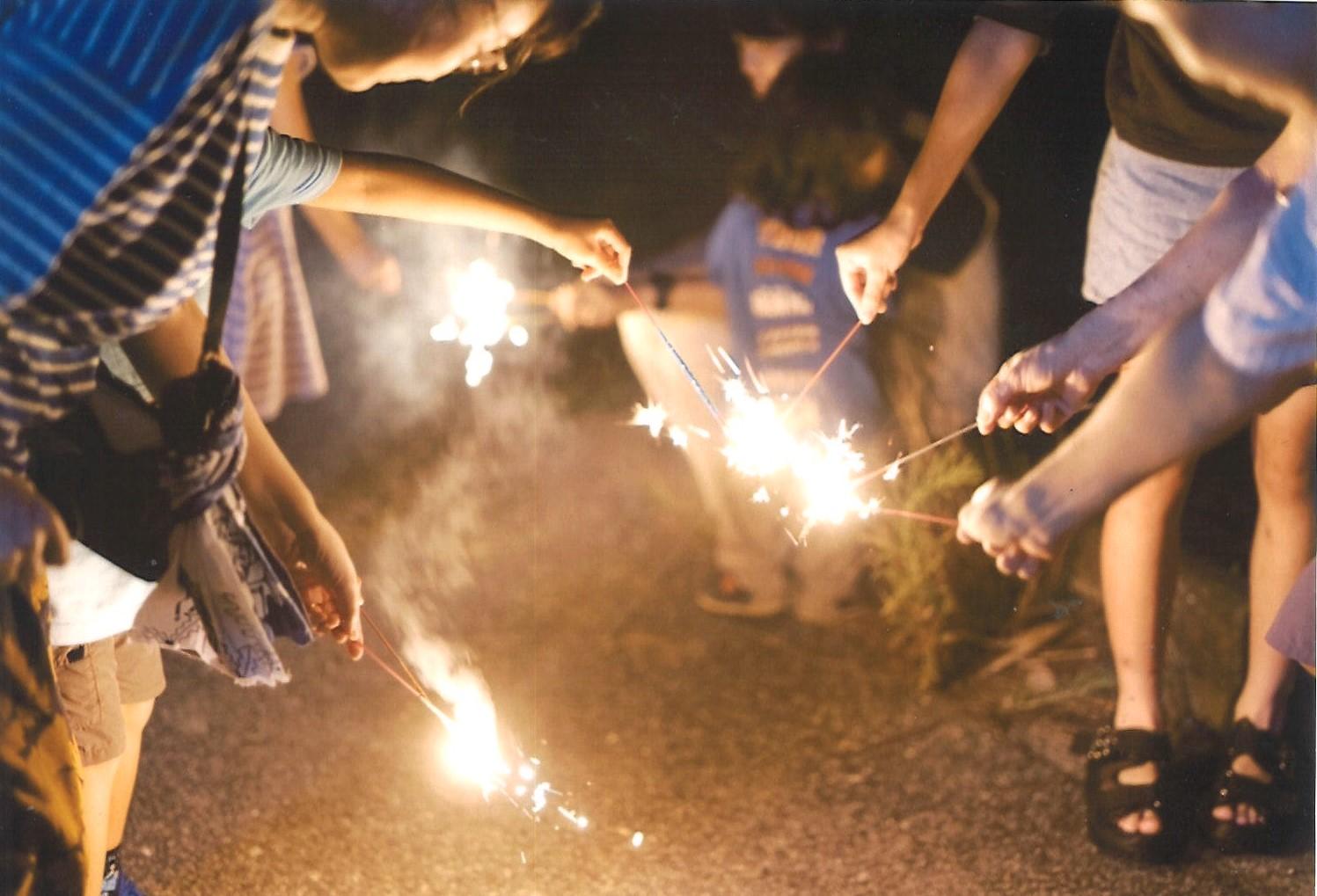 写真:輪になってみんなでつなぐ花火の火