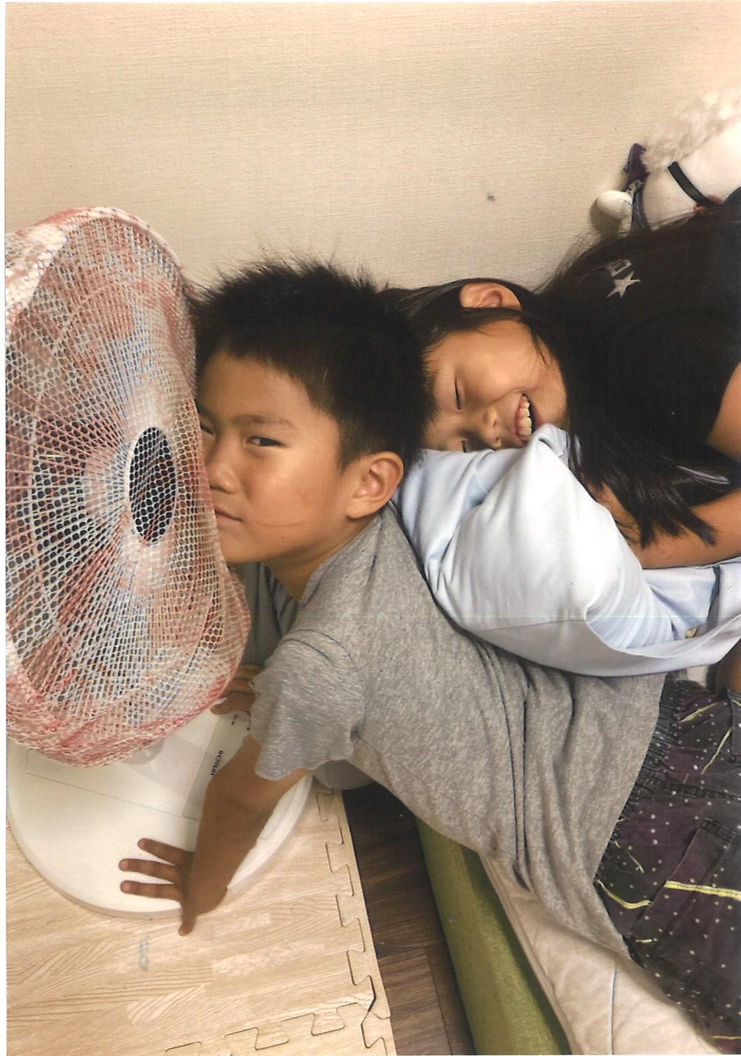 写真:熱帯夜扇風機の前大渋滞