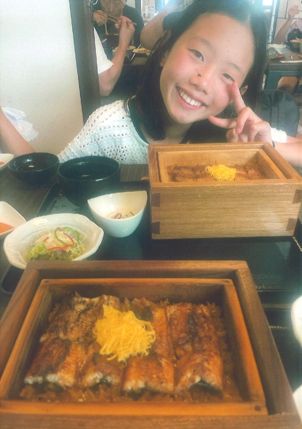 写真:いとことねうなぎを食べるにてるかお