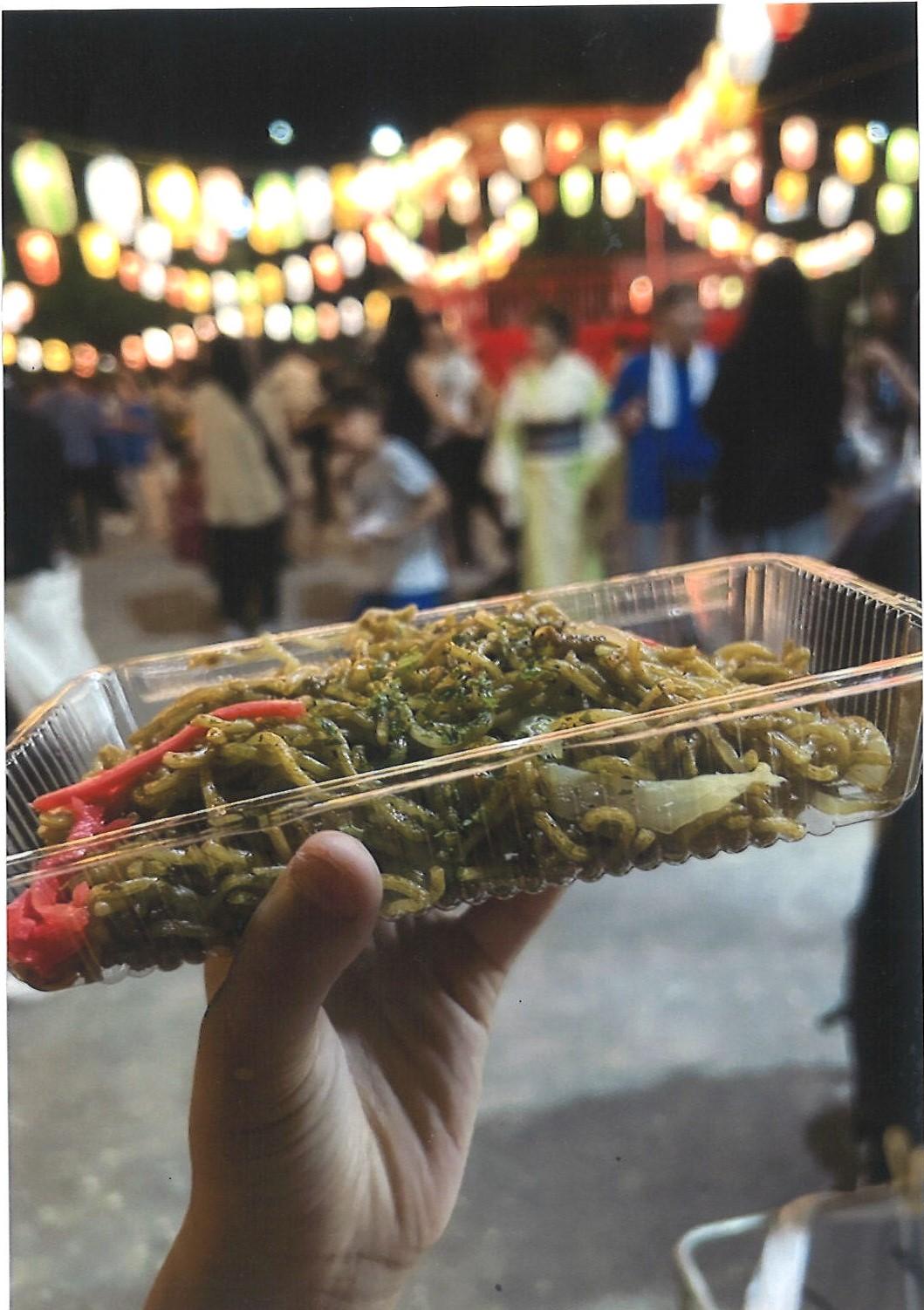 写真:お祭りのお店のやきそばおいしいな