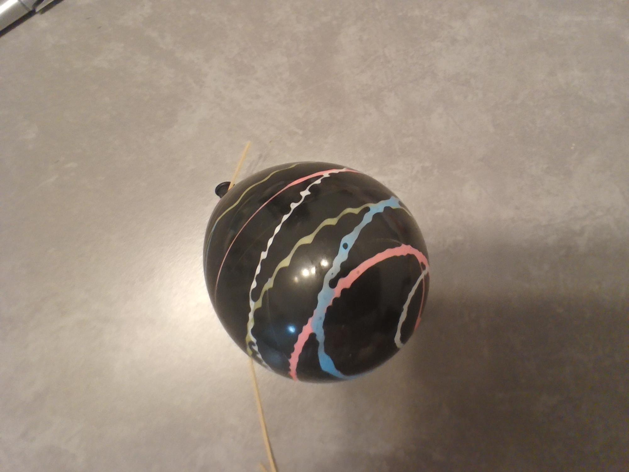 写真:水風船しぼむかわれれば夏終わる