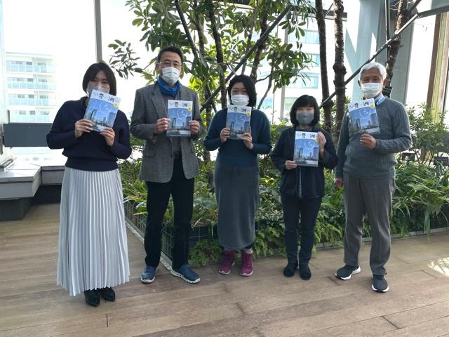 「みんなでつくるミニコミ誌」参加者のみなさんと講師(左)